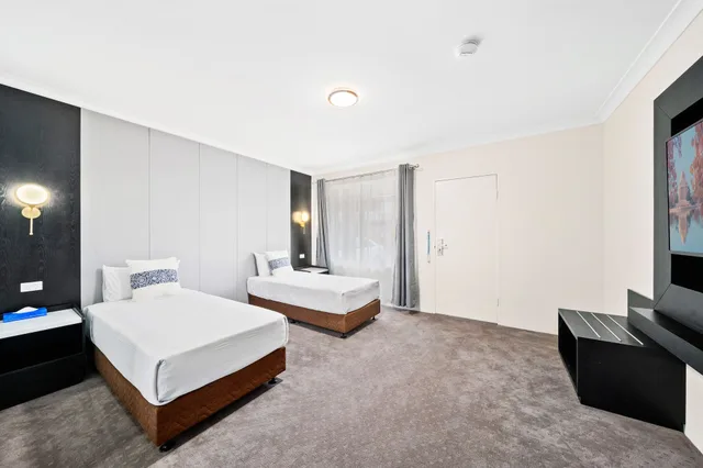 غرفة قياسية بسرير كوين وسرير فردي، WM Hotel Bankstown 1/3
