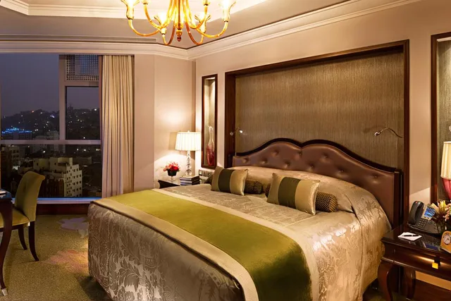 جناح جونيور بإطلالة على المدينة، فندق قصر مكة رافلز(Raffles Makkah Palace) 1/8