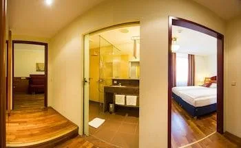 غرفة بريميوم بسرير كينج وسرير فردي بإطلالة على الفناء، Austria Classic Hotel Wien 2/2