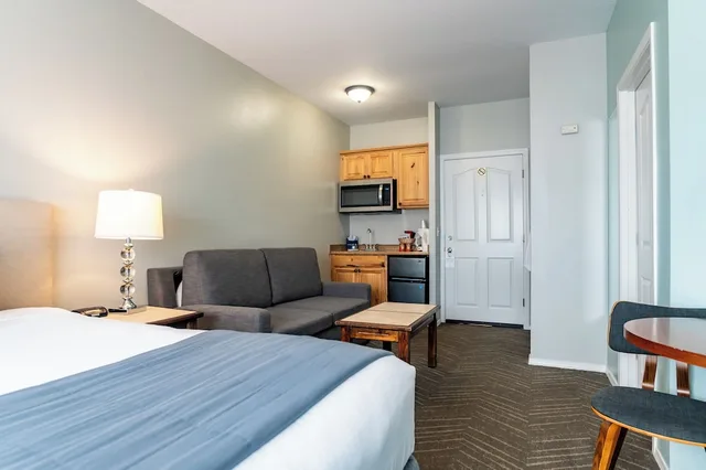 Spa, Suite, King Bed, Sofa، Inn at the Prom 4/6