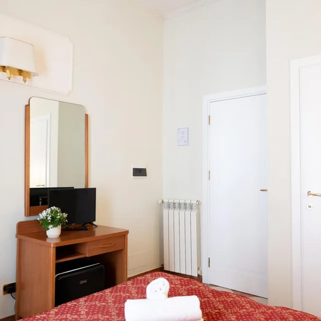 Room, Double or Twin Bed, Hotel Romantica 9/10