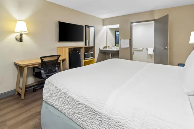 غرفة بسرير مزدوج لذوي الإعاقة، Days Inn & Suites by Wyndham DeSoto 3/5