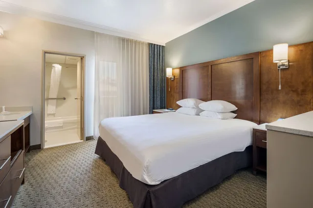 جناح بسرير كينج بإطلالة على المسبح، MainStay Suites Orange County John Wayne Airport 2/4