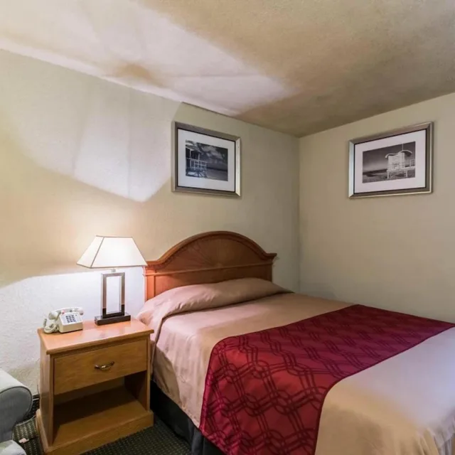 غرفة بسرير كينج وسريرين كوين بمطبخ صغير، Eco Inn Suites by Hotel O Baytown 2/4