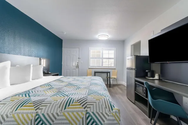 1 King Bed - Mobil Access Tub Nsmk Micfridg، Studio6 Suites Madera, CA - Yosemite 6/8