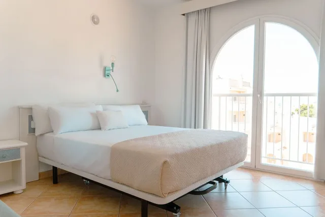 استوديو بسرير كوين بشرفة، Rosamar Ibiza Hotel 1/4