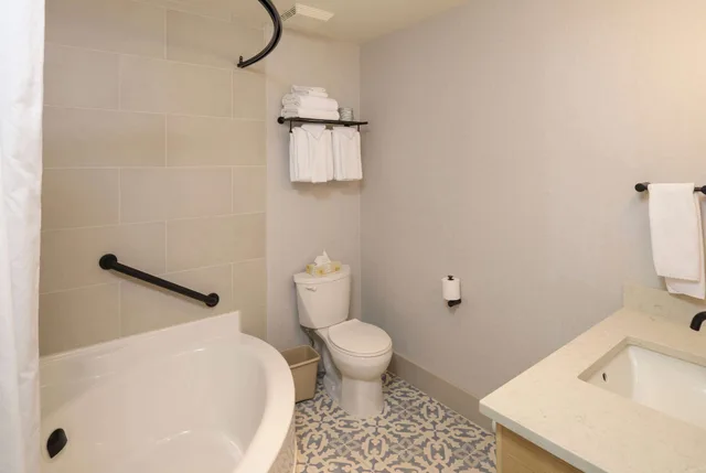 جناح بسريرين كوين بإطلالة على الفناء بغرفة نوم واحدة في طابق مرتفع، Balcomo, a Ramada by Wyndham 8/10