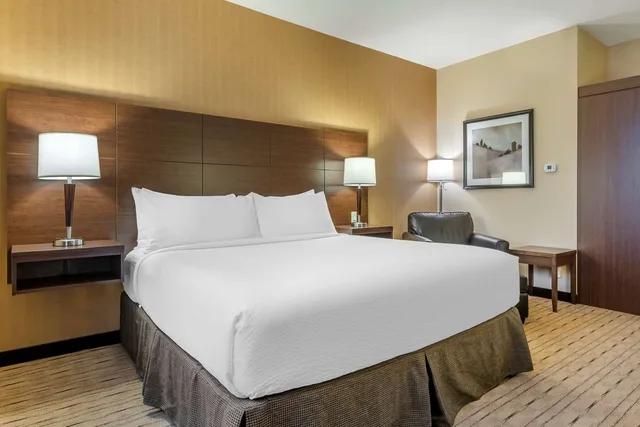 Room, King Bed, Bathtub, Accessible, Best Western Plus Bathurst Hotel Suites 3/4