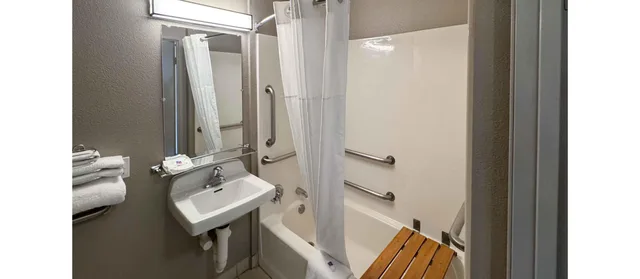 Room, Double Bed, Accessible, Motel6 Glenview, IL - Chicago North 4/5