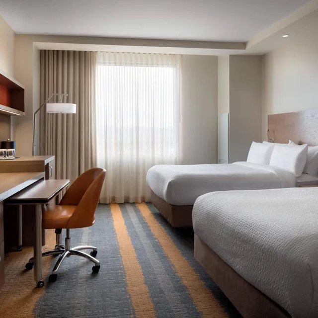 غرفة بسرير كوين، COURTYARD PHOENIX DOWNTOWN 2/4