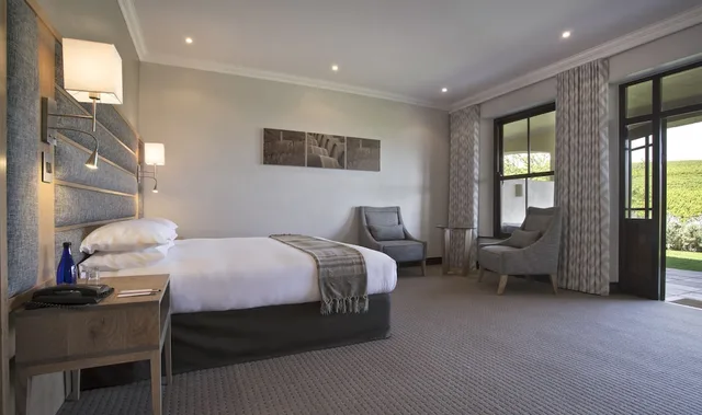 غرفة سيغنتشر بسرير كينج بإطلالة على الجبل بشرفة بغرفة نوم واحدة، Asara Wine Estate and Hotel 1/5