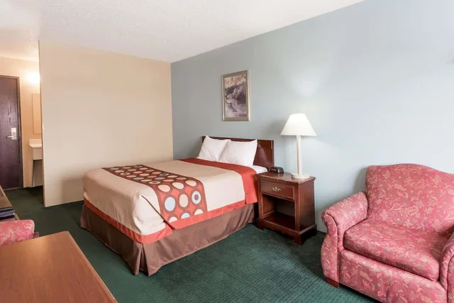 غرفة بسرير كوين لذوي الإعاقة، Super 8 by Wyndham Woodstock 1/3