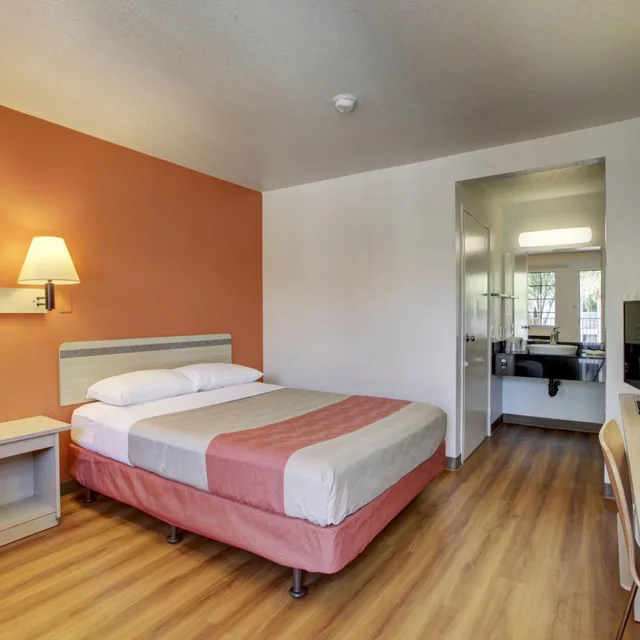 غرفة بسرير كوين للمدخنين، Motel6 Bellflower, CA - Los Angeles 1/10