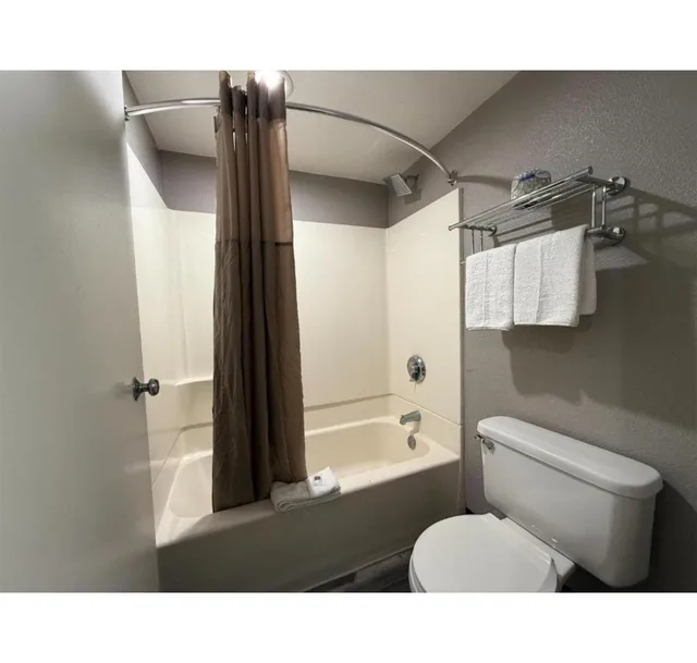 1 Queen Bed Micfridge، Motel6 Tacoma, WA - South 2/5