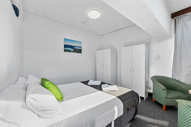 شقة بسرير كوين وسرير فردي بغرفة نوم واحدة مع أريكة، Coach House Launceston 1/2