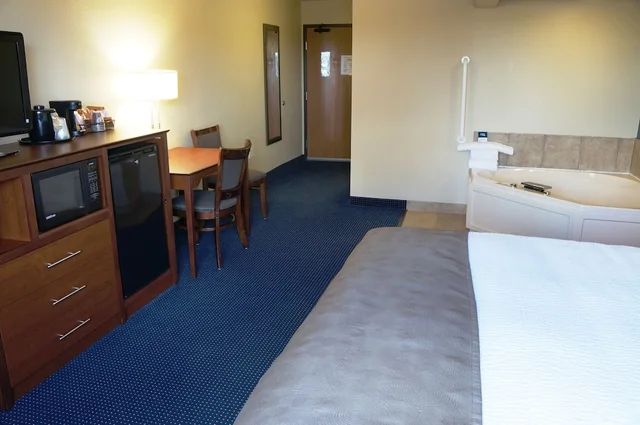 غرفة سوبيريور بسرير كينج، AmericInn by Wyndham Fort Dodge 2/4