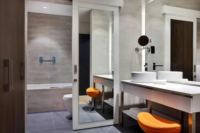 Savvy, Guest Room, Twin Beds، Aloft Dubai Airport 5/5