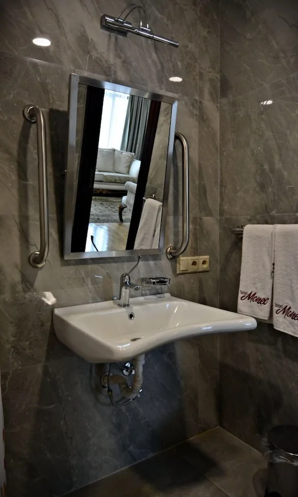 غرفة ديلوكس بسرير مزدوج وسريرين منفصلين، Hotel Monec 9/10