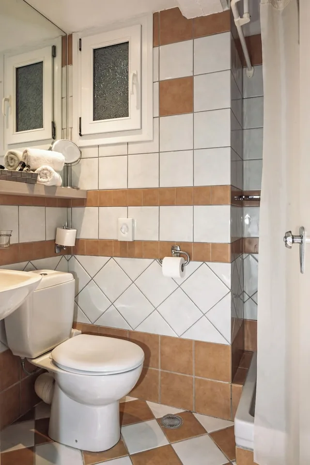 غرفة بسريرين منفصلين وسرير كوين بإطلالة على الحديقة، The Grove Seaside Hotel 7/9