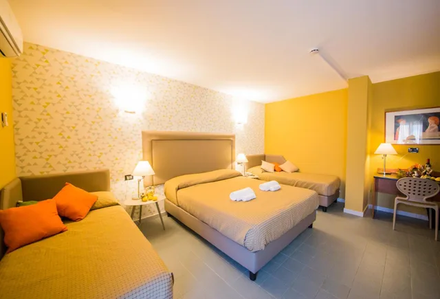 غرفة بسرير كوين، ATHENAEUM 3/10