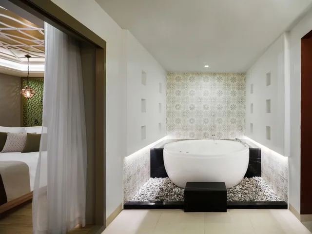 Deluxe Suite with Whirlpool Bath, Sea View, 1 King Bed، Avista Grande Phuket Karon MGallery 4/10