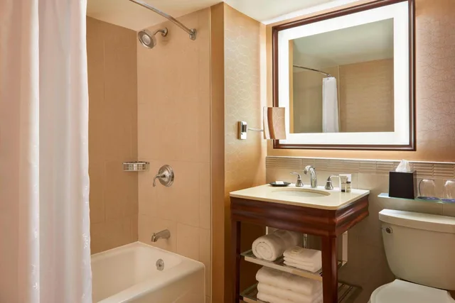 Guest Room, Superior, King Bed, 2 Queen Beds, Garden View, SHERATON CENTRE TORONTO 3/4