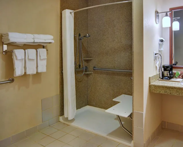 جناح لذوي الإعاقة، Quality Suites Near Cedar Creek Lake Mabank, TX 2/2