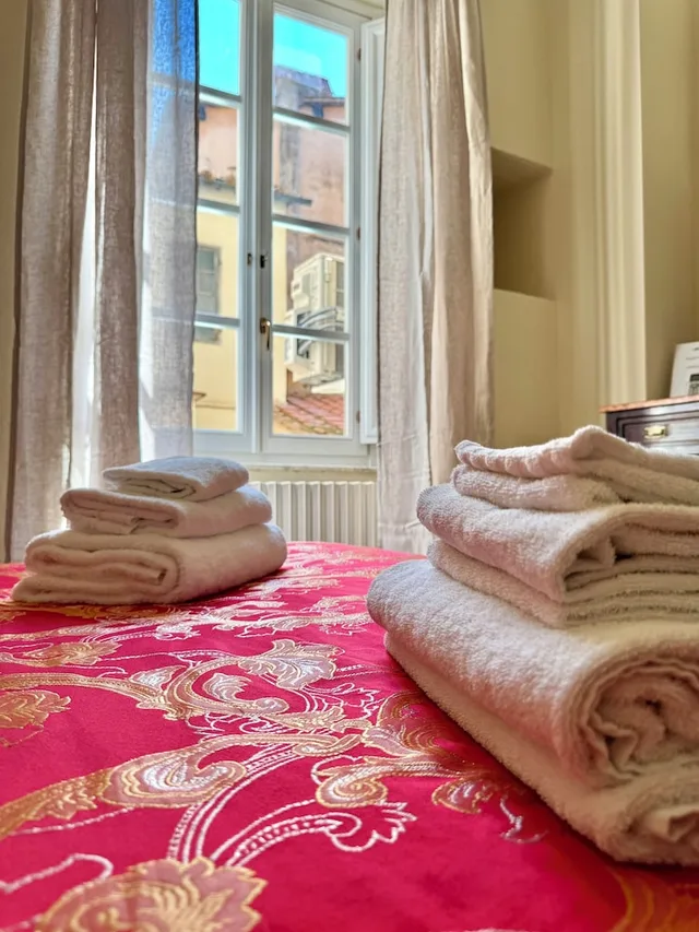 Room, Queen Bed, Lucca Charm 5/10