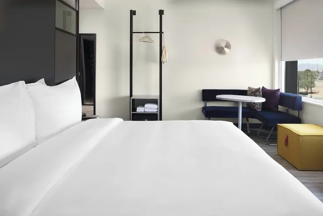 Aloft, King Bed، Aloft Glendale At Westgate 1/6
