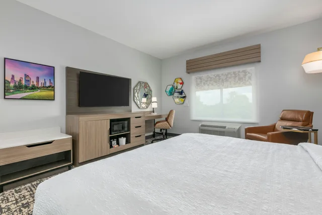 Room, King Bed, Hampton Inn & Suites Shenandoah The Woodlands, TX 3/4