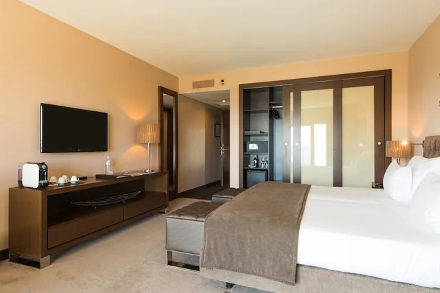 غرفة بريميوم بسرير مزدوج بإطلالة على البحر بشرفة، Vila Gale Collection Palacio dos Arcos 6/10