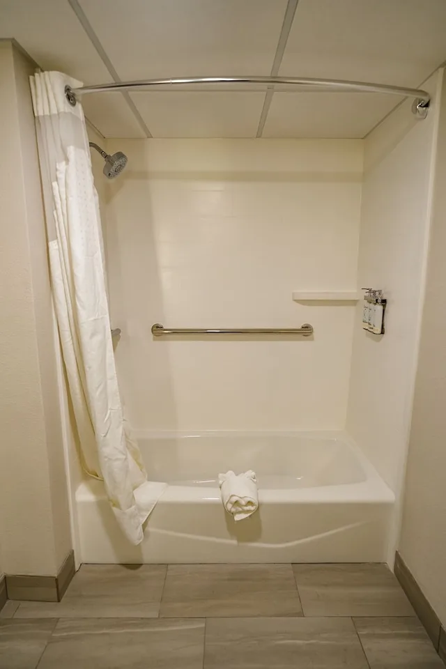 غرفة قياسية بسرير كينج لذوي الإعاقة، Holiday Inn Express Hotel and Suites Knoxville-North-I-75 Exit 112 3/3