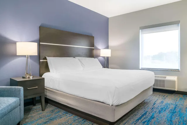 غرفة بسرير كينج، Comfort Inn & Suites Adrian 2/4