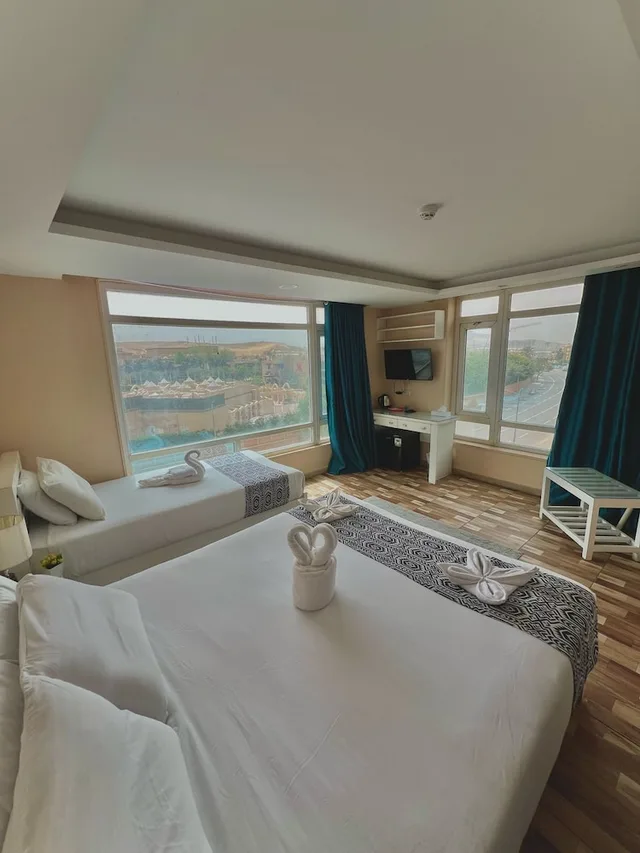غرفة بريميوم ثلاثية بسرير كوين وسرير فردي بإطلالة على الجبل، Turquoise Pyramids & Grand Egyptian museum view Hotel 2/10