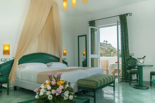 جناح جونيور بسرير مزدوج بإطلالة على البحر، Borgo Romantica - Resort & Spa 1/3