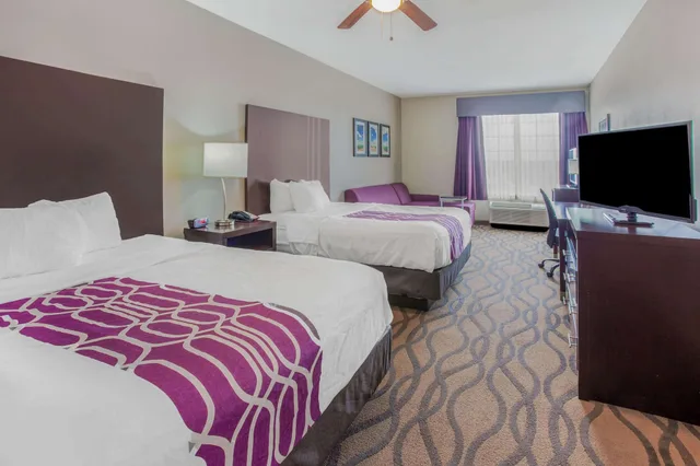 غرفة بسريرين كوين لذوي الإعاقة، La Quinta Inn Suites Luling 1/5