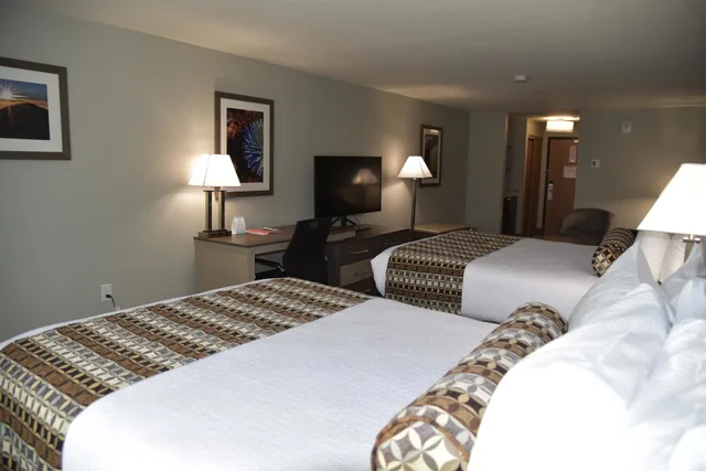 غرفة قياسية بسريرين كوين مع أريكة، Best Western Plus Las Vegas West 2/5