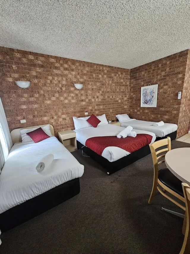 Family, Queen and Twin Beds, Courtyard Motor Inn 2/4
