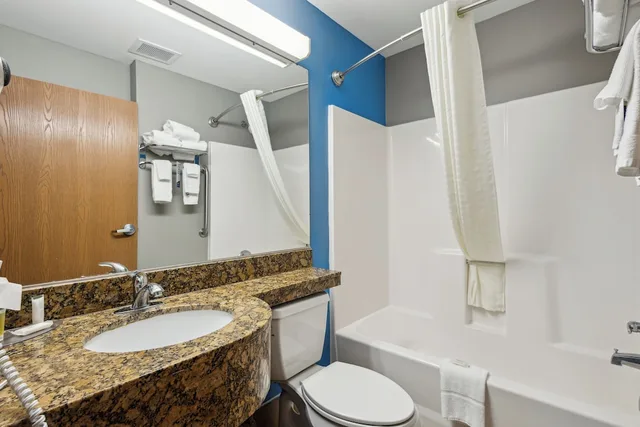 غرفة قياسية بسريرين كوين، Microtel Inn Suites by Wyndham South Bend at Notre Dame 4/6