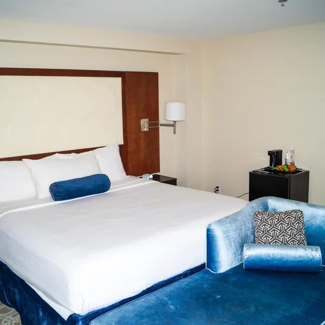 جناح سوبيريور بسرير كينج، Aqua Blue Hotel & Conference Center 1/6
