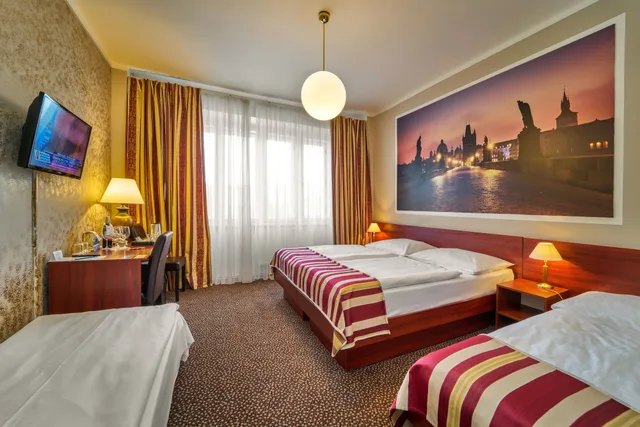 Room, Quadruple, 3 Beds, Metropolitan Old Town Hotel 3/10