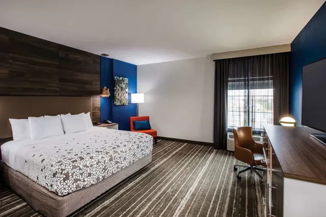غرفة بسرير كينج لذوي الإعاقة، La Quinta Inn Suites By Wyndham Owasso 3/8