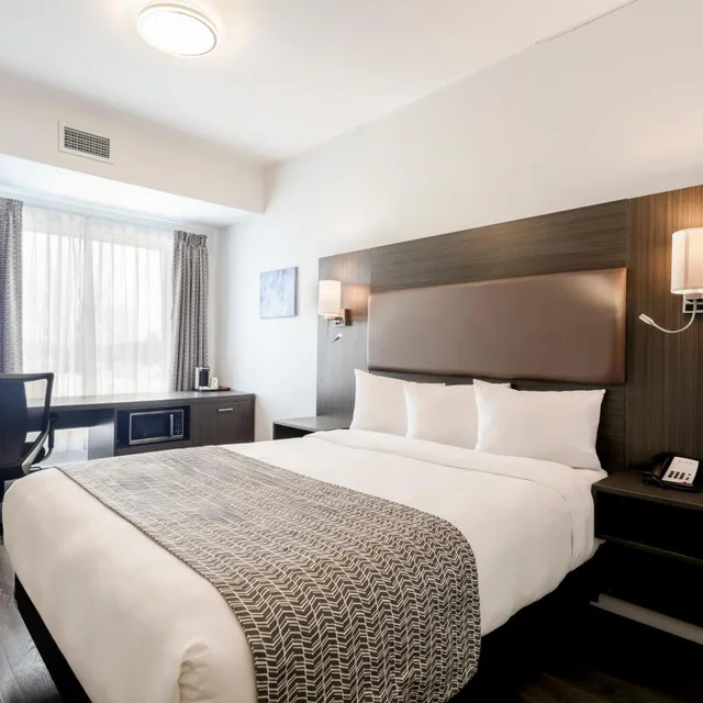 غرفة بسرير كينج وسرير كوين، Travelodge by Wyndham Rigaud 1/3