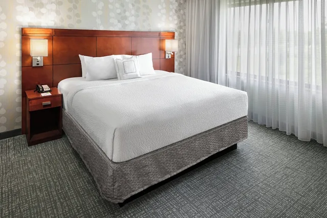 جناح بسرير كينج بغرفة نوم واحدة مع أريكة، Courtyard by Marriott Bethlehem Lehigh Valley/I-78 3/9