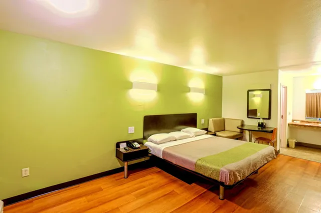 1 King Bed - Non-Smoking, Micfridge، Motel6 Longview Tx North 5/8