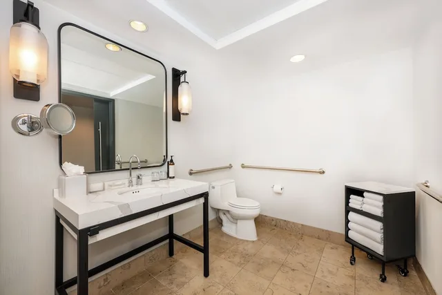 Room, King Bed, Water View, Accessible، Hotel 1000 Seattle 6/6