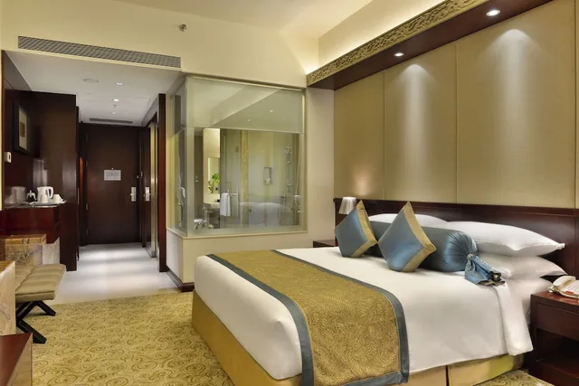 غرفة قياسية بسرير كينج، Crowne Plaza Ahmedabad City Centre 3/8