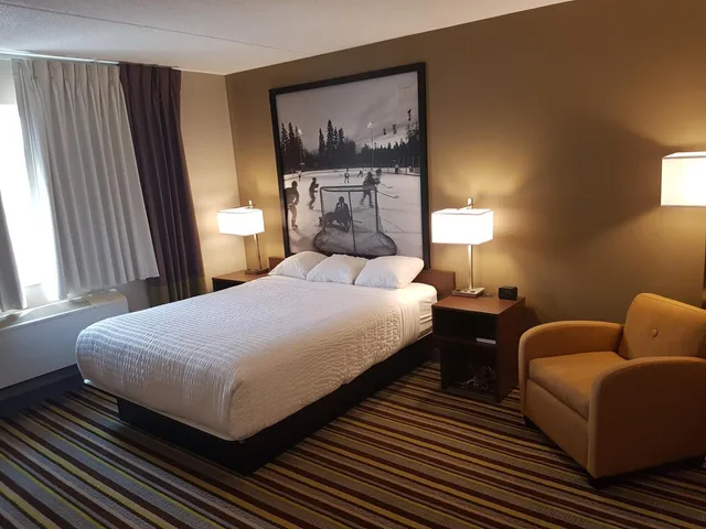 غرفة بسرير كينج وسرير كوين لذوي الإعاقة، Super 8 by Wyndham Winnipeg West 2/10