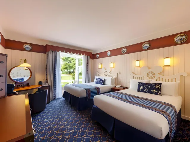 غرفة سوبيريور بسريرين كوين بشرفة، Disneys Newport Bay Club 3/3