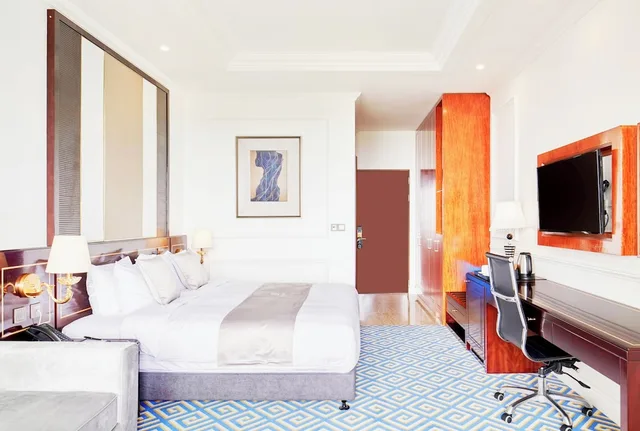 غرفة بسرير كينج بإطلالة على البحر مع أريكة بجاكوزي، Goldone Hotel And Suites 7/10